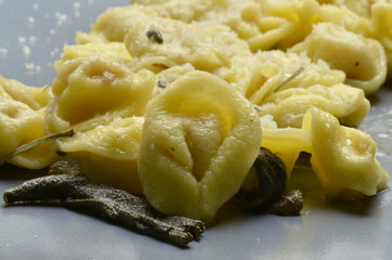Tortellini burro e salvia Пельмени с маслом и шалфеем