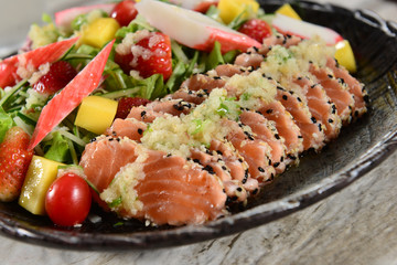 Green salad with salmon sashimi