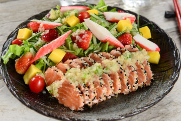 Green salad with salmon sashimi
