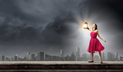 Obraz premium Woman with lantern