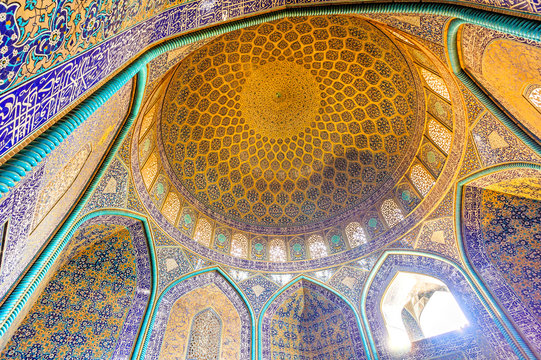 Sheikh Lotfollah Mosque in Naghsh-e Jahan Square, Isfahan, Iran