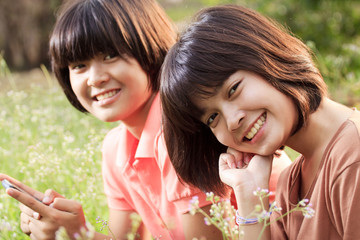 Obraz premium Two sisters relaxing in the park