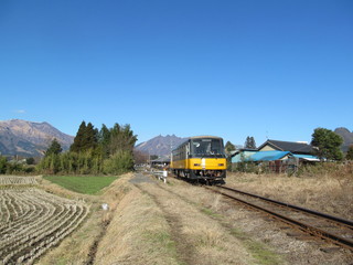 農村を走るローカル線