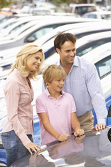 Family buying new car © Monkey Business