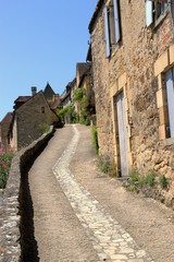 Une ruelle en pente à Beynac.