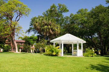 Fototapeta na wymiar Park, Pavillion, weiß, Wiese, Garten, Fort Lauderdale