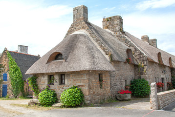 Chaumières bretonnes au village de Kérascoe, Finistère, Bretagne