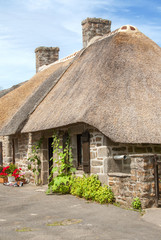 Chaumières bretonnes au village de Kérascoe, Finistère, Bretagne © guitou60
