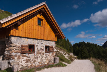 Fototapeta na wymiar Cottage in the Alps
