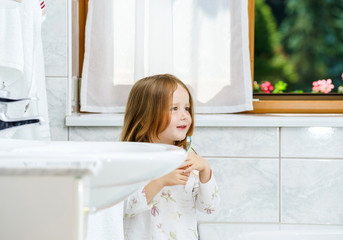 Little girl cleaning the teeth