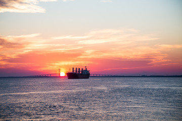 Obraz premium Purple Sunset with Empty Freighter