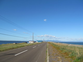 海に挟まれた田舎道