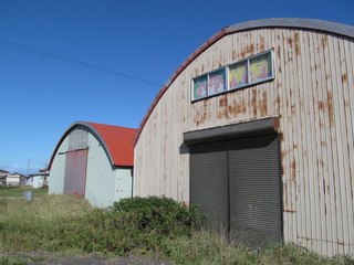 丸い屋根の倉庫