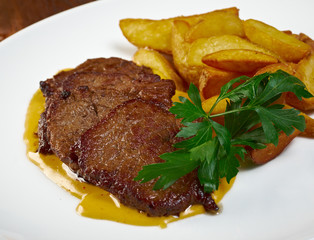 Roast fillet beef with potatoes