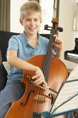 Boy playing cello at home © Monkey Business