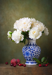 Still life with white peonies in a chinese vase © Marta Teron