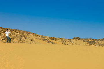 Fototapeta na wymiar position égyptienne dans les dune