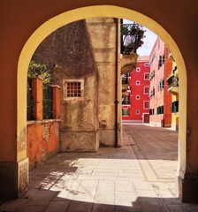 Gasse durch Torbogen in Venedig