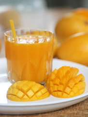 Mango juice with sliced fruit