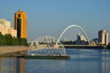 Zelfklevend Fotobehang Stad aan het water Embankment in Astana / Kazakhstan