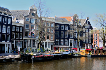 Fototapeta na wymiar Houseboat on a canal in Amsterdam