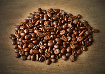 Fototapeta premium Coffee beans on grunge wooden background