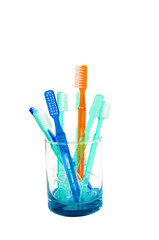 Farbige Zahnbürsten im Glas