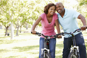 Obraz premium Young couple cycling in park