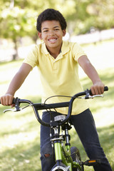 Obraz premium Boy cycling in park