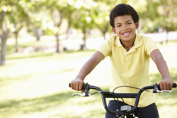 Obraz premium Boy cycling in park