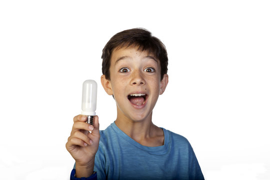 Ni&ntilde;o sujetando bombilla con gesto de acierto