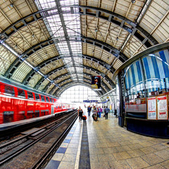 Fototapeta na wymiar Viaggiare in treno a Berlino in Germania