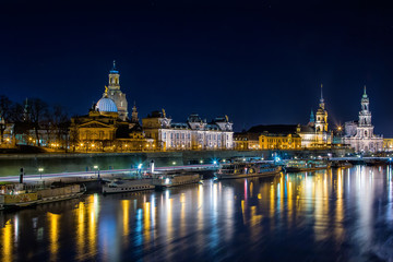 Fototapeta na wymiar Вид ночью на Старый Дрезден