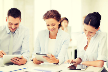 Obraz premium business team working with tablet pcs in office