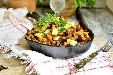Fried potatoes with chanterelles.