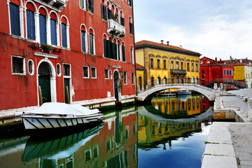 Fototapety  Wenecja, wyspa Burano, łodzie na kanale i kolorowe domy, Włochy