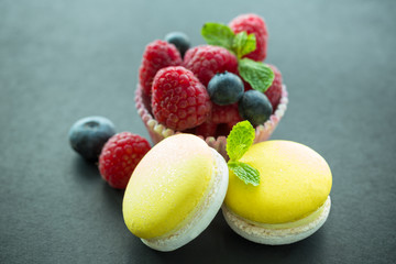 macarons et fruits des bois