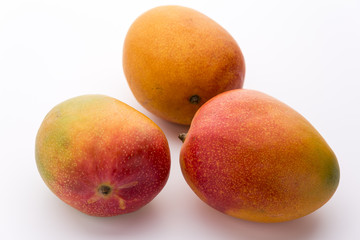 Drei ganze Mangos