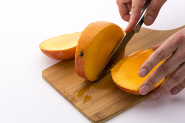 Dreiteilen einer Mango entlang ihres abgeflachten Steinkerns