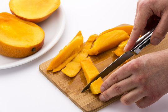 Mango - Fruchtfleisch in W&uuml;rfel schneiden