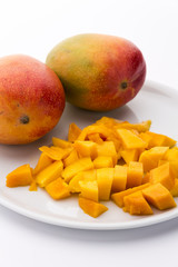 Mangos und in Würfel geschnittenes  Fruchtfleisch