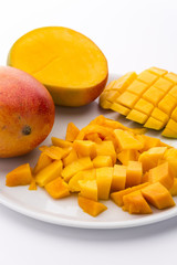 Mangos und aufgeschnittenes Fruchtfleisch