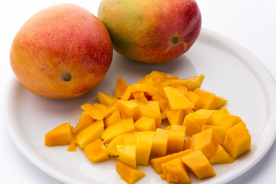 Mangos, ganz und in W&uuml;rfel geschnitten