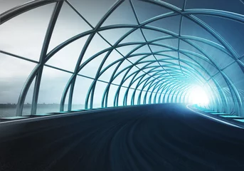 Foto op Plexiglas Tunnel stalen boogconstructie langs snelheidsbaan in beweging
