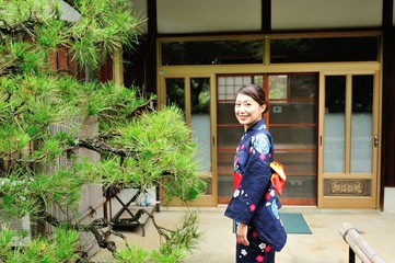 古い日本の家と浴衣の女性