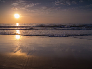 Obraz premium Sonnenaufgang am Strand von Playa del Ingles auf Gran Canaria