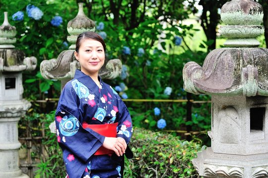 日本の古いお寺と着物を着た美しい女性