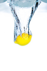 水に沈むレモン