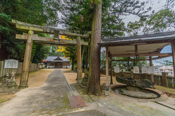 杉尾神社の鳥居と手水鉢