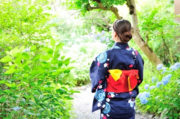 着物を着た女性の後ろ姿